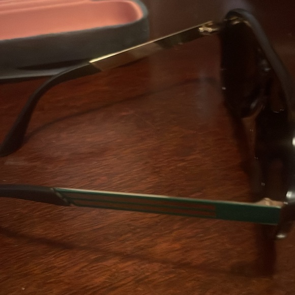 OVERSIZED GUCCI SHADES NO STRATCHES OR DINGS - Picture 3 of 6